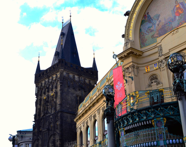 Piękne budynki w Pradze. Czechy. Spacerując ulicami Pragi - Zdjęcie, obraz