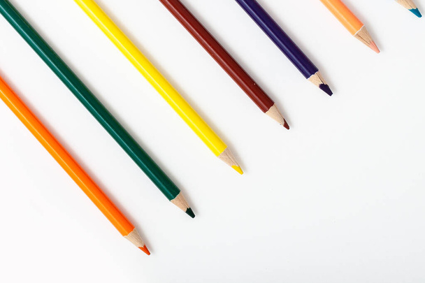 barevné tužky na izolovaném bílém pozadí - Fotografie, Obrázek