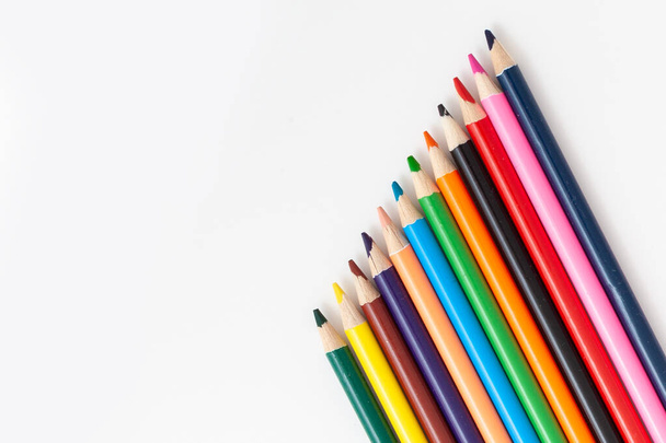 barevné tužky na izolovaném bílém pozadí - Fotografie, Obrázek