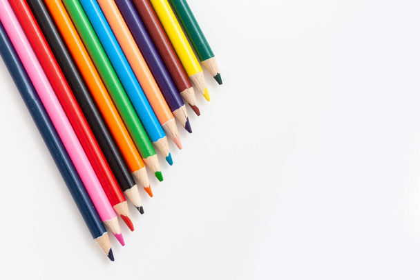кольорові олівці на ізольованому білому фоні
 - Фото, зображення