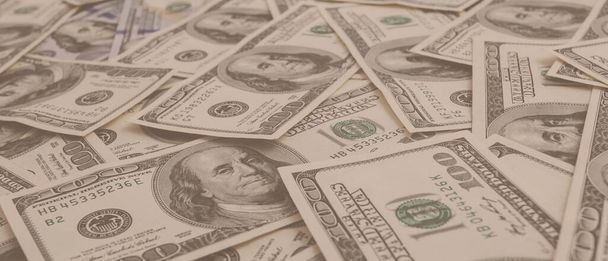 Panorama tekstury dolarów amerykańskich. Kontekst banknotów studolarowych. - Zdjęcie, obraz