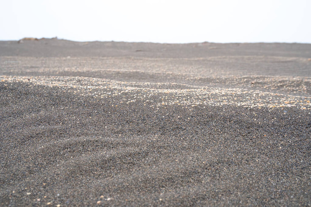 Musta hiekka Mustanmeren rannikolla Potin kaupungissa, Georgiassa
 - Valokuva, kuva