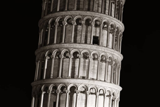 İtalya 'nın Pisa şehrinde geceleri yakın çekim kulesi dünya çapında bilinen bir simgedir.. - Fotoğraf, Görsel