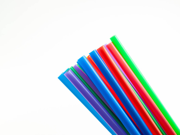 разноцветные коктейльные трубки на белом фоне
 - Фото, изображение