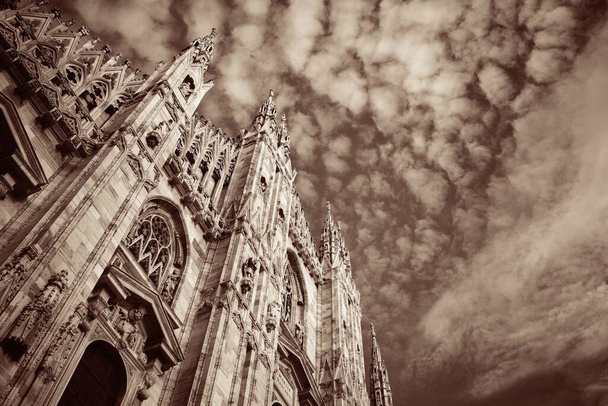 Milan Katedrali İtalya 'da güzel bir şablon ve heykelle kapatıldı.  - Fotoğraf, Görsel