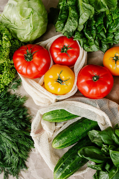 Свіжі овочі в еко-бавовняних багаторазових сумках на столі на кухні. нульова концепція продажу відходів. Стале життя
 - Фото, зображення