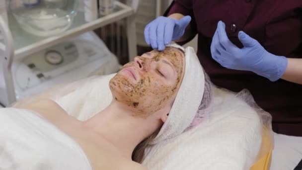 Un esteticista profesional le hace masajes faciales a una mujer. Cosmetología
. - Metraje, vídeo