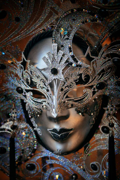 Piękna i elegancka maska w Wenecji, Włochy. - Zdjęcie, obraz
