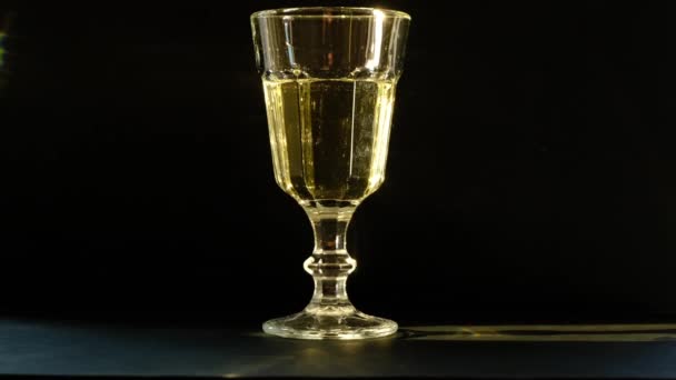 glas wijn op een donkere achtergrond - Video