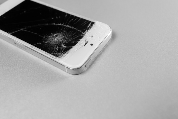 törött mobiltelefon kijelző fehér alapon - Fotó, kép