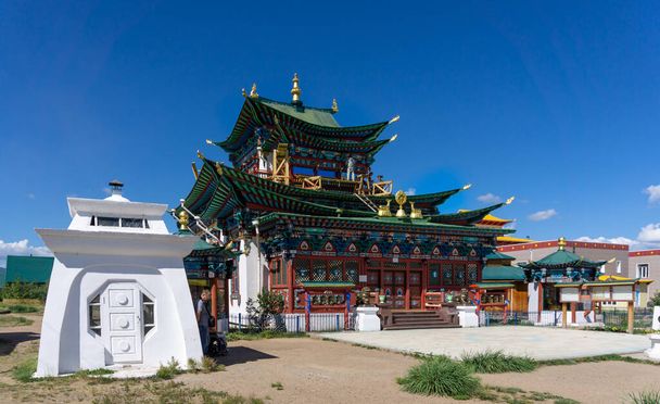 Elől a gyönyörű színes templom és sztúpák Ivolginszkij Datsan, orosz központja buddhizmus közelében Ulan Ude, Burjatia, Közép-Ázsia - Fotó, kép