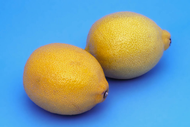 keltaiset sitruunat sinisellä pohjalla terveet hedelmät
  - Valokuva, kuva