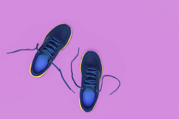 μπλε αθλητικά παπούτσια σε ροζ φόντο - Φωτογραφία, εικόνα