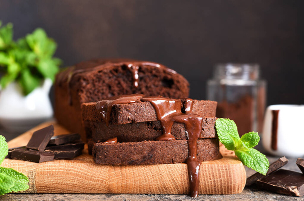 Brownie is a classic American dessert. Chocolate muffin with chocolate sauce and mint. - Foto, Bild