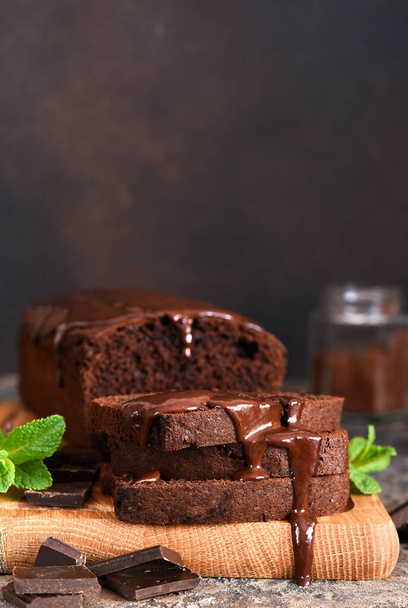 Brownie is a classic American dessert. Chocolate muffin with chocolate sauce and mint. - Φωτογραφία, εικόνα