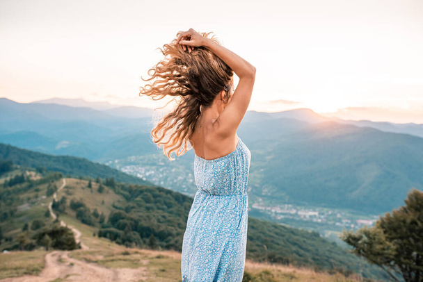 Woman traveler posing with raising arms relaxing on viewpoint. Perfect slim body woman. Portrait of lady enjoying her vacation. Beautiful landscape, travel - Fotografie, Obrázek