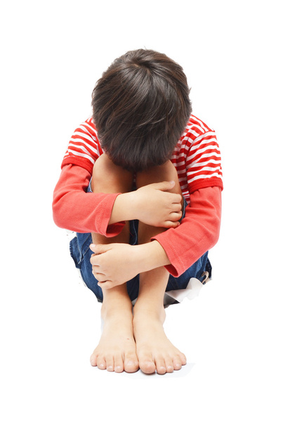 trauriger kleiner Junge sitzt mit dem Gesicht nach unten auf Knien - Foto, Bild
