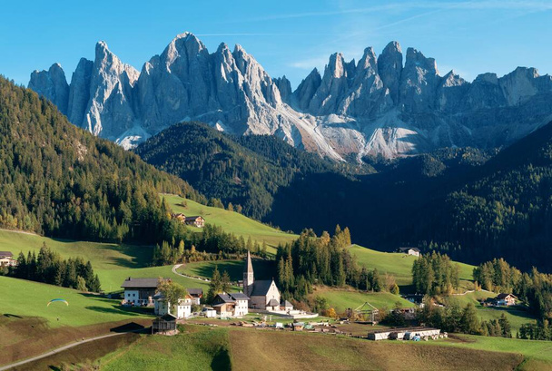 Falusi épületek Dolomitokban Észak-Olaszországban - Fotó, kép