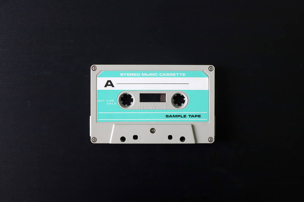 Stara kaseta magnetofonowa, stare lub stare tło drewna. kaseta izolowana - Zdjęcie, obraz