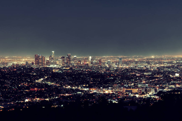 Los Angeles la nuit avec des bâtiments urbains - Photo, image