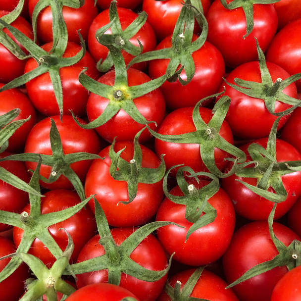 Makro fotograflı sebzeli domates vişneli. Doku arka plan kiraz domatesleri. Stok fotoğrafı. Kiraz domatesleri küçük sulu ve kırmızı.. - Fotoğraf, Görsel