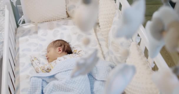 Cute baby sleeping in the crib with Childrens soft toys - Materiał filmowy, wideo