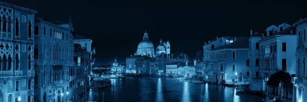 Grand Canal de Venise la nuit, Italie. Panorama
. - Photo, image