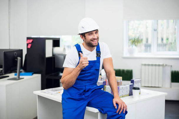 Portrait d'un superviseur de chantier souriant montrant les pouces en l'air
 - Photo, image