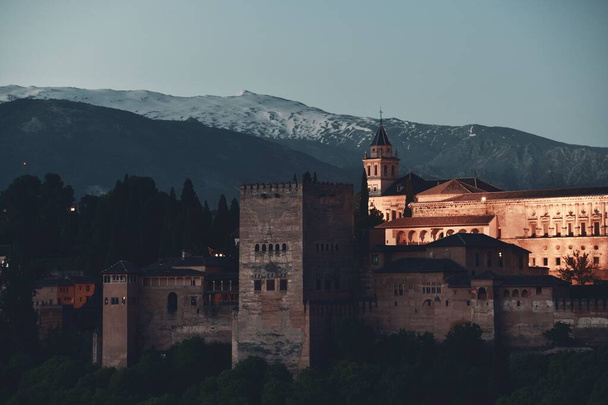 Granada Alhambra πανοραμική θέα τη νύχτα πάνω από το βουνό στην Ισπανία. - Φωτογραφία, εικόνα