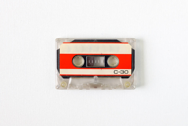 Alte Tonbandkassette, alter oder alter Holzhintergrund. isolierte Kassette - Foto, Bild
