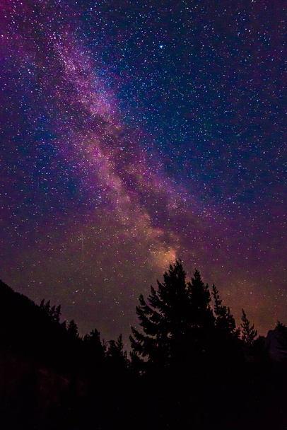 живописный вид на Млечный Путь и звезду над озером Дьябло в национальном парке Северный Каскад, Ва, США
.. - Фото, изображение