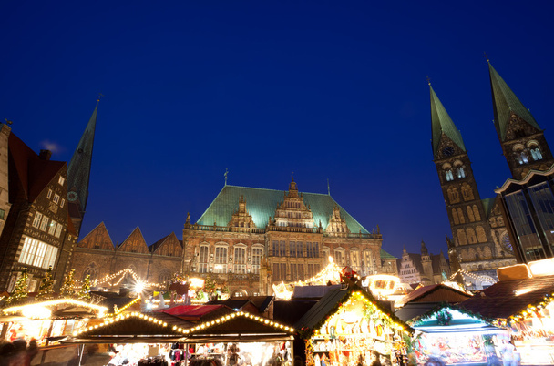 Stadhuis en kerstmarkt in bremen per nacht - Foto, afbeelding