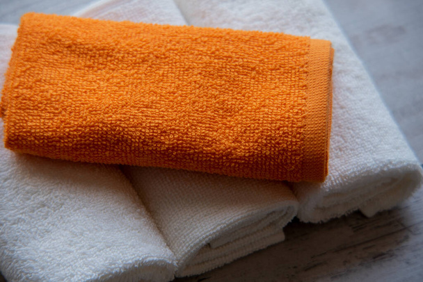 Белые полотенца. Beautiful matched clean or new towels on the table. Концепция салона красоты "Чистота отеля"
 - Фото, изображение