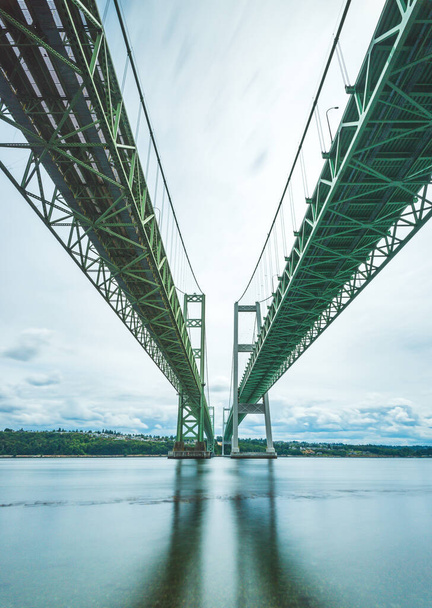 Scena mostu stalowego Narrows w Tacoma, Waszyngton, USA.. - Zdjęcie, obraz