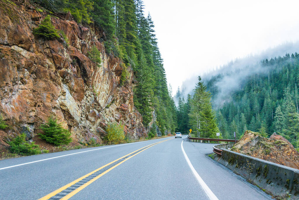 scène van de weg naar de berg in de ochtend, met mist, Washington, Verenigde Staten.. - Foto, afbeelding