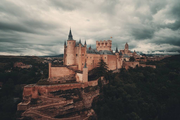 İspanya 'nın ünlü hava manzarası olarak Segovia' lı Alcazar. - Fotoğraf, Görsel