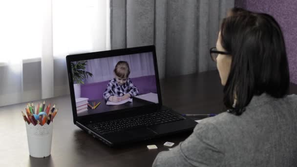 Žena učitel dělá video hovor na notebooku s dětmi žáka. Vzdělání na dálku - Záběry, video