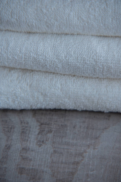 Valkoisia pyyhkeitä. Kauniisti sovitettu puhdas tai uusia pyyhkeitä pöydälle. Hotellin puhtaus kauneushoitola käsite
 - Valokuva, kuva