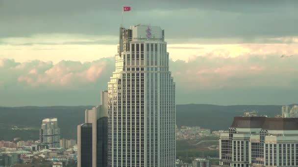 Istanbul, Turecko - září 2018: Timelapse of Isbank headquarters tower in Levent - Záběry, video