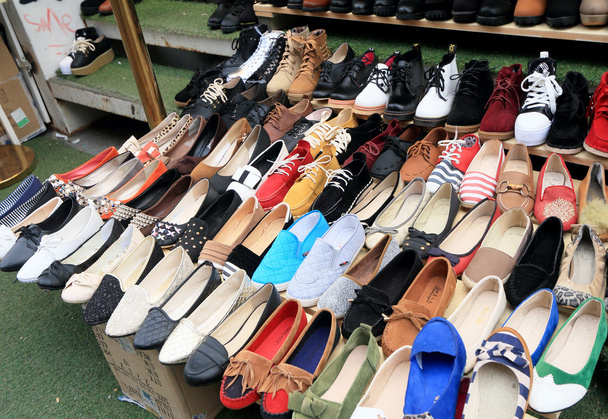 A loja de sapatos no mercado
 - Foto, Imagem