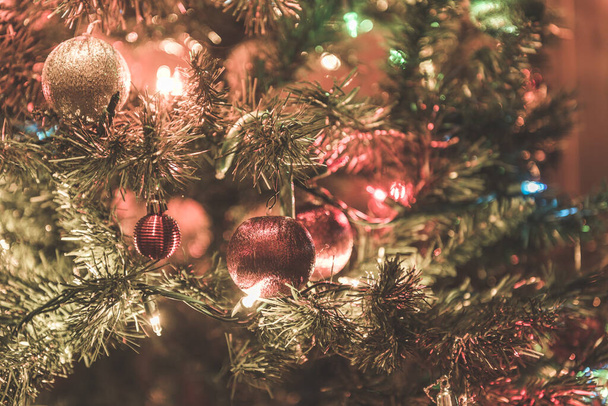 Weihnachtsbaum mit vielen Ornamenten mit LED-Glühbirne.. - Foto, Bild