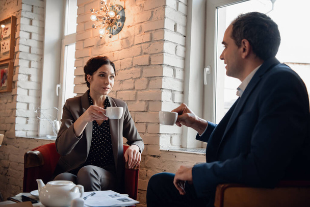 Бизнес-команда проводит встречу в кафе - Фото, изображение
