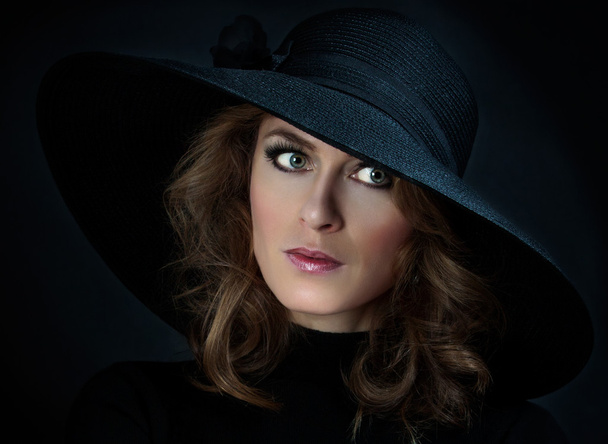 Kobieta w eleganckim kapeluszu - Zdjęcie, obraz