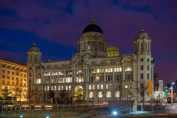 İngiltere 'deki şehir merkezinde geceleyin şehir manzaralı Liverpool tarihi mimarisi - Fotoğraf, Görsel