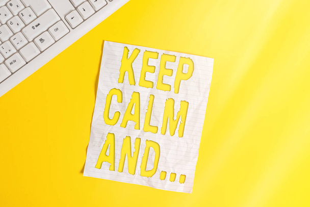 Текстовый знак "Будь спокоен и спокоен". Концептуальный фото мотивационный плакат, созданный британским правительством Копирование пространства на ноутбуке на желтом фоне с ПК клавиатуры на столе
. - Фото, изображение