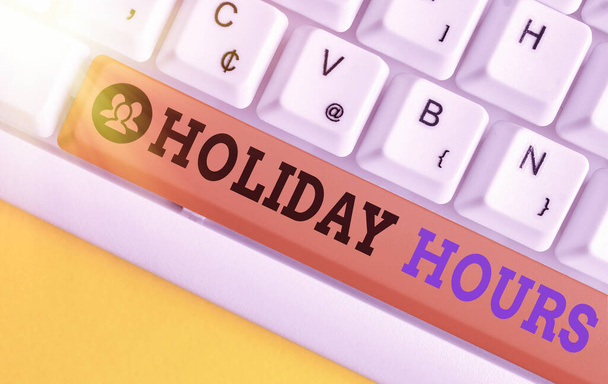 Fogalmi kézzel írásban mutatja Holiday hours. Üzleti fotószöveg alkalmazottak rugalmas munkarend szerinti túlóra. - Fotó, kép