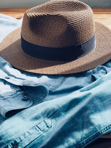 Fedora en Blauw shirt, Lente en zomer kleding - Foto, afbeelding