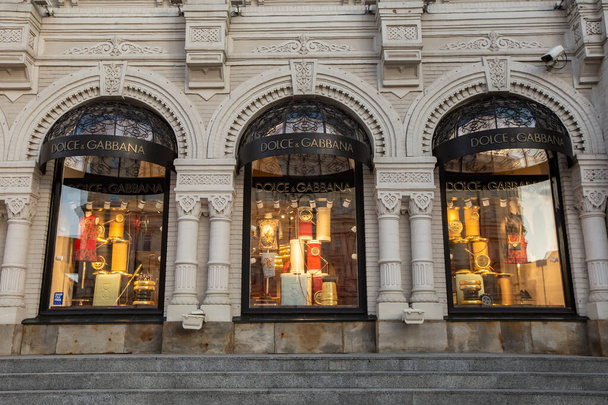 Moskau, Russland - 2. August 2019: Proezd Teatral 'niy. Große Glasvitrinen an der Fassade der Boutique Dolce und Gabbana im Zentrum von Moskau. - Foto, Bild