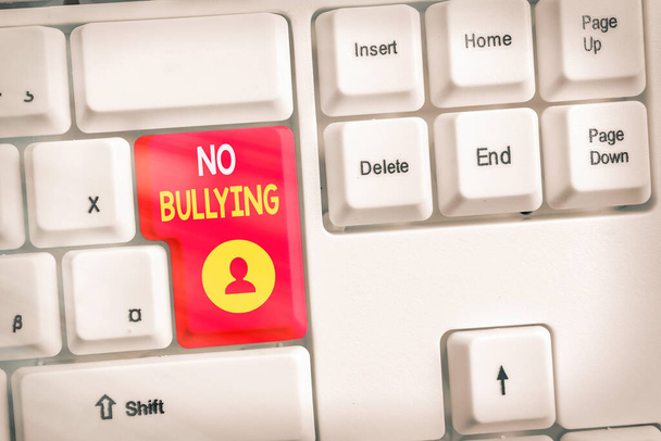 Ecriture conceptuelle montrant No Bullying. Business photo texte arrêter comportement agressif parmi les enfants déséquilibre de pouvoir
. - Photo, image