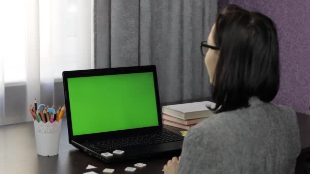 Kobieta nauczyciel podejmowania online odległość edukacja wideo rozmowy na laptopie zielony ekran - Materiał filmowy, wideo